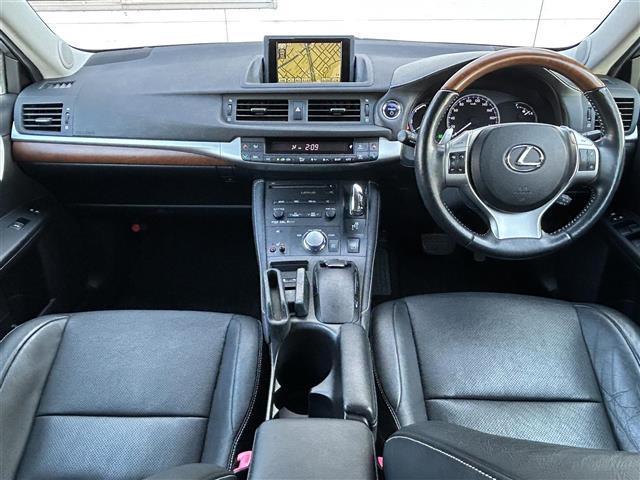 ＣＴ ＣＴ２００ｈ　バージョンＬ　純正ＨＤＤナビ／フルセグＴＶ／バックカメラ／黒レザーシート／ビルトインＥＴＣ／パドルシフト／前後ドライブレコーダーＣＯＭＴＥＣ／クルーズコントロール／コーナーセンサー／ステアリングヒーター／純１７ＡＷ（2枚目）