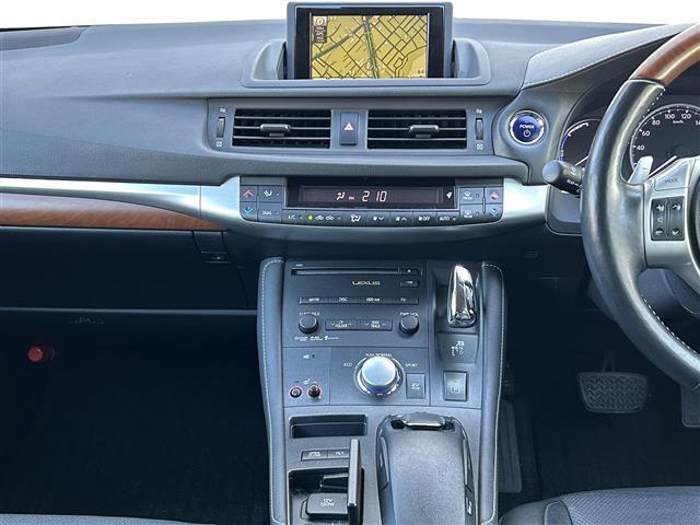 ＣＴ ＣＴ２００ｈ　バージョンＬ　純正ＨＤＤナビ／フルセグＴＶ／バックカメラ／黒レザーシート／ビルトインＥＴＣ／パドルシフト／前後ドライブレコーダーＣＯＭＴＥＣ／クルーズコントロール／コーナーセンサー／ステアリングヒーター／純１７ＡＷ（10枚目）