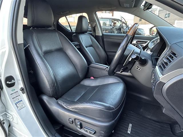 ＣＴ ＣＴ２００ｈ　バージョンＬ　純正ＨＤＤナビ／フルセグＴＶ／バックカメラ／黒レザーシート／ビルトインＥＴＣ／パドルシフト／前後ドライブレコーダーＣＯＭＴＥＣ／クルーズコントロール／コーナーセンサー／ステアリングヒーター／純１７ＡＷ（19枚目）