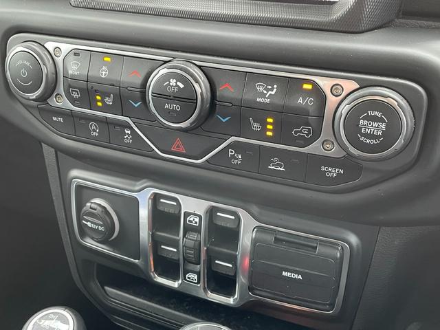 ジープ・ラングラーアンリミテッド サハラ 4WDメモリナビワンセグテレビバックカメラ純正ホイール夏タイヤ装着クルーズコントロールドアバイザープッシュスタートETC2.0純正フロアマットALPINEスピーカーBluetoo(13枚目)