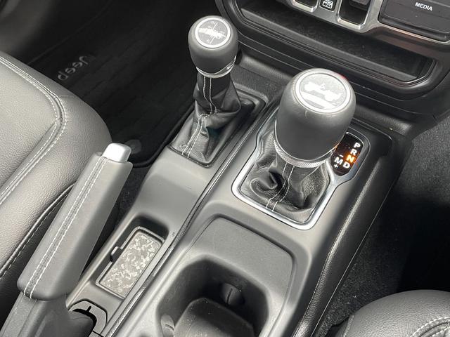 ジープ・ラングラーアンリミテッド サハラ 4WDメモリナビワンセグテレビバックカメラ純正ホイール夏タイヤ装着クルーズコントロールドアバイザープッシュスタートETC2.0純正フロアマットALPINEスピーカーBluetoo(14枚目)