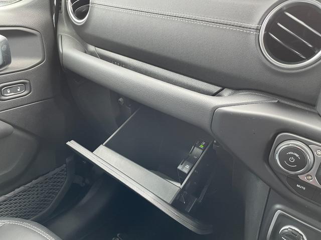 ジープ・ラングラーアンリミテッド サハラ 4WDメモリナビワンセグテレビバックカメラ純正ホイール夏タイヤ装着クルーズコントロールドアバイザープッシュスタートETC2.0純正フロアマットALPINEスピーカーBluetoo(16枚目)