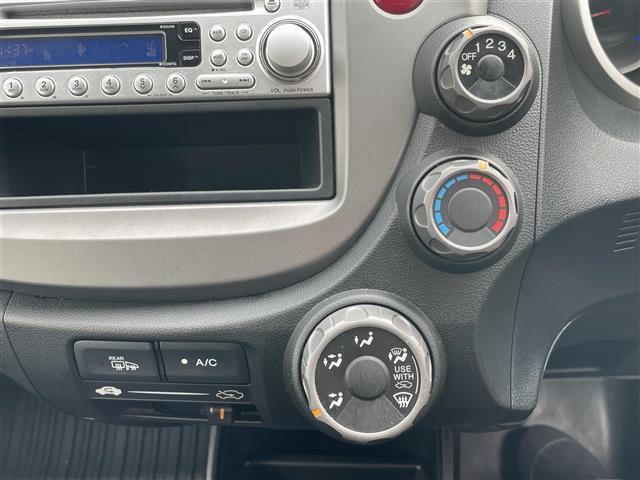 フィット Ｇ　ＣＤプレーヤードアバイザーＥＴＣ純正フロアマットＥＣＯＮレベライザー電動格納ドアミラー（7枚目）