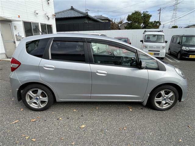 フィット Ｇ　ＣＤプレーヤードアバイザーＥＴＣ純正フロアマットＥＣＯＮレベライザー電動格納ドアミラー（25枚目）