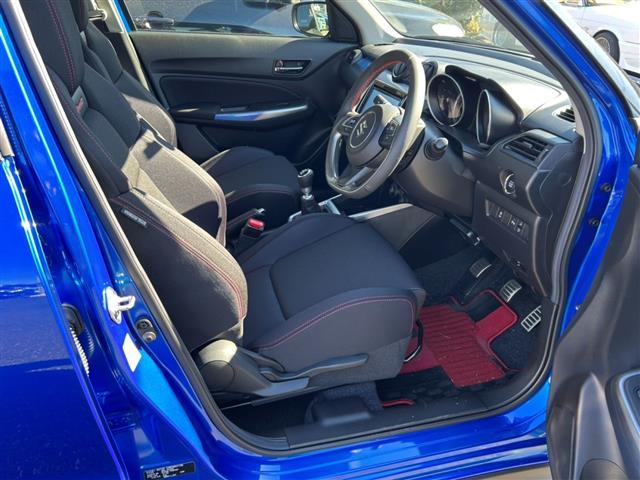 スイフトスポーツ ＺＣ３３Ｓ　ファイナルエディション　６ＭＴワンオーナーターボ純正ホイール夏タイヤ装着メモリナビフルセグテレビレーダークルーズコントロールバックカメラアラウンドビューモニター運転席シートヒータードアバイザープッシュス（6枚目）