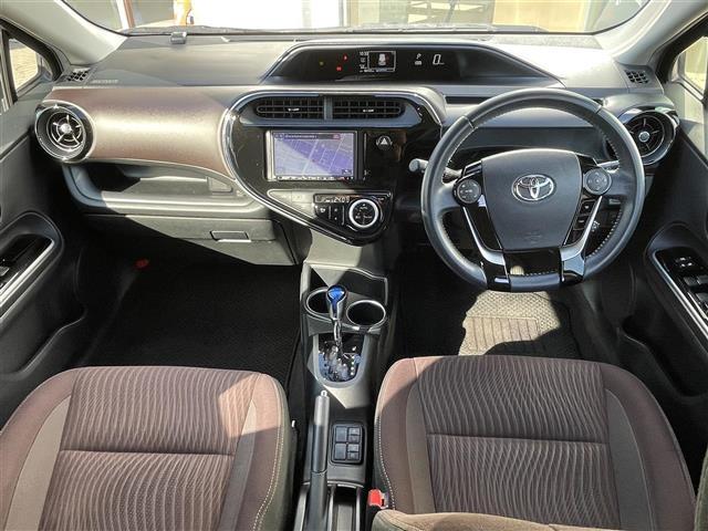 アクア Ｇ　メモリナビバックカメラ純正ホイール冬タイヤウィンカーミラークルーズコントロールドアバイザープッシュスタートＥＴＣフロアマット走行モードレベライザーＢｌｕｅｔｏｏｔｈステアリング（4枚目）