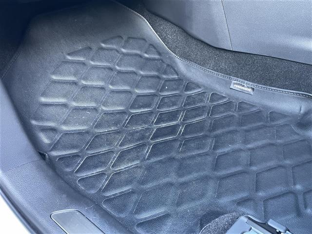 ハリアーハイブリッド Ｚ　レザーパッケージ　１オナ／調光パノラマＲ／モデリスタエアロＧＲＡＮ　ＢＬＡＺＥ　ＳＴＹＬＥ／フロントエアロＬＥＤ付／シグネチャーイルミ／パノラミックビュー／置く充電（41枚目）