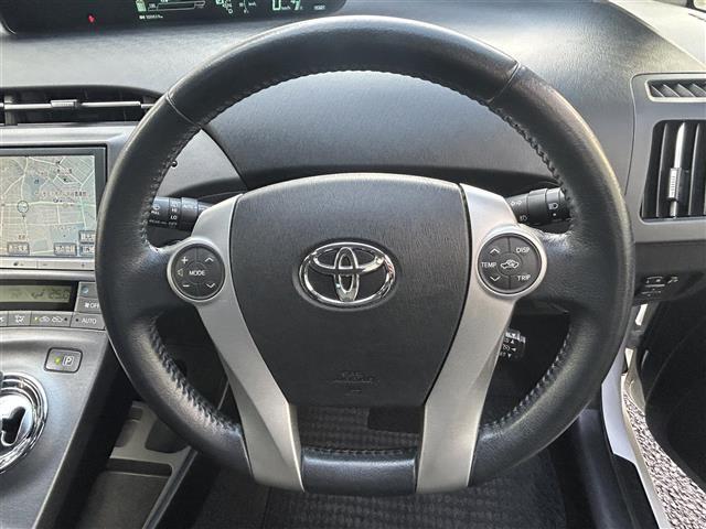 プリウス Ｇツーリングセレクション　純正ＨＤＤナビ　ＦＭ／ＡＭ／ＣＤ／ＤＶＤ／ＢＴ／フルセグ　モデリスタエアロ　バックカメラ　パワーシート（Ｄ席）　ハーフレザーシート　ＬＥＤヘッドライト　フォグランプ　純正ＡＷ１７インチ　電動格納ミラー（7枚目）