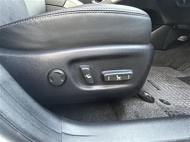 プリウス Ｇツーリングセレクション　純正ＨＤＤナビ　ＦＭ／ＡＭ／ＣＤ／ＤＶＤ／ＢＴ／フルセグ　モデリスタエアロ　バックカメラ　パワーシート（Ｄ席）　ハーフレザーシート　ＬＥＤヘッドライト　フォグランプ　純正ＡＷ１７インチ　電動格納ミラー（18枚目）