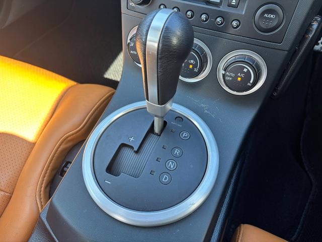 フェアレディZ バージョンT BOSEサウンド 7スピーカー 6CDチェンジャー ETC 本革シート シートヒーター パワーシート HIDライト オートエアコン 純正17インチアルミホイール キーレスエントリー スペアキー(6枚目)