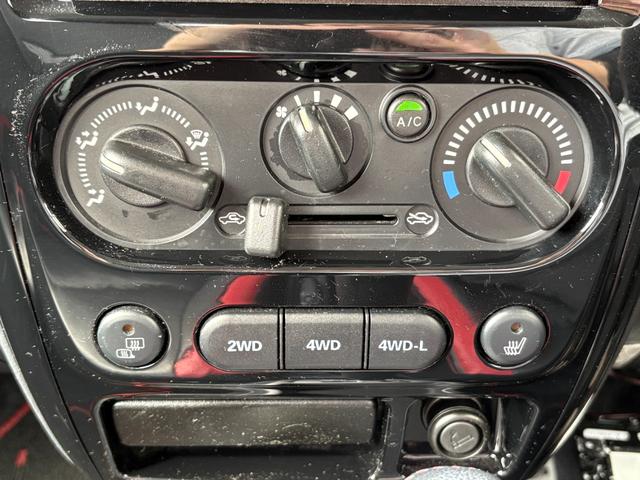 ジムニー クロスアドベンチャー　禁煙　パートタイム４ＷＤ　背面タイヤ　ＥＴＣ　ナビ　地デジＴＶ　ＤＶＤ　ＵＳＢ　シートヒーター　ハーフレザーシート　純正フロアマット　純正アルミホイール　ドアバイザー　フォグランプ　保証書　取扱説明書（9枚目）