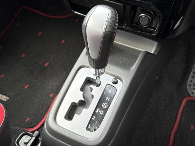 ジムニー クロスアドベンチャー　禁煙　パートタイム４ＷＤ　背面タイヤ　ＥＴＣ　ナビ　地デジＴＶ　ＤＶＤ　ＵＳＢ　シートヒーター　ハーフレザーシート　純正フロアマット　純正アルミホイール　ドアバイザー　フォグランプ　保証書　取扱説明書（11枚目）