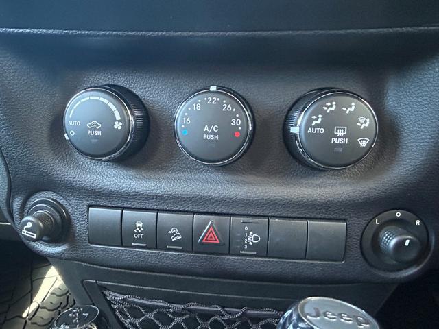 ジープ・ラングラーアンリミテッド スポーツ 4WD 社外ナビ フルセグTV DVD再生 Bluetooth接続 サイド バックカメラ デジタルミラー ドラレコ ETC クルコン ダウンヒルアシスト 横滑り防止 背面タイヤ 前後フォグランプ(10枚目)