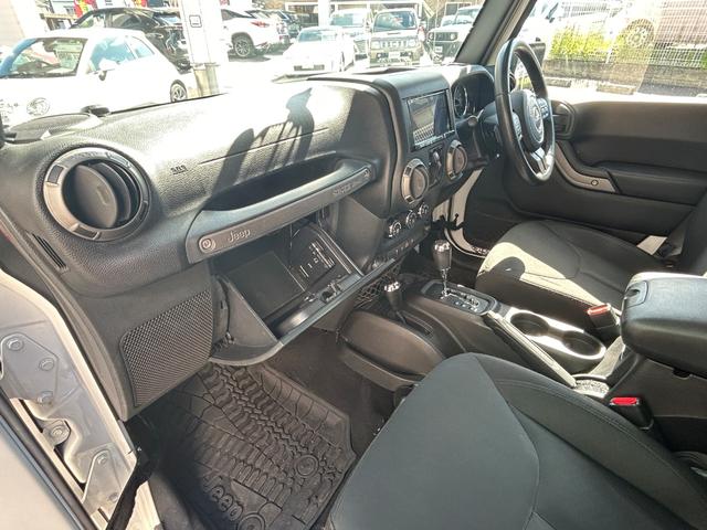 ジープ・ラングラーアンリミテッド スポーツ 4WD 社外ナビ フルセグTV DVD再生 Bluetooth接続 サイド バックカメラ デジタルミラー ドラレコ ETC クルコン ダウンヒルアシスト 横滑り防止 背面タイヤ 前後フォグランプ(25枚目)