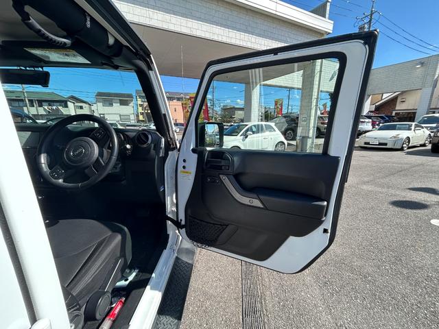 ジープ・ラングラーアンリミテッド スポーツ 4WD 社外ナビ フルセグTV DVD再生 Bluetooth接続 サイド バックカメラ デジタルミラー ドラレコ ETC クルコン ダウンヒルアシスト 横滑り防止 背面タイヤ 前後フォグランプ(29枚目)