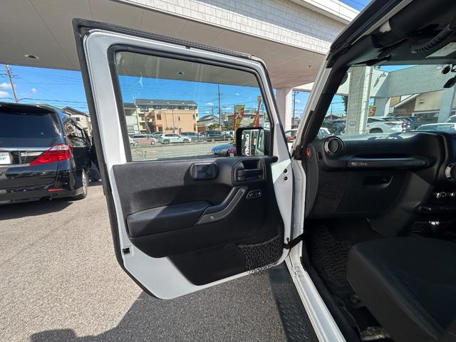 ジープ・ラングラーアンリミテッド スポーツ 4WD 社外ナビ フルセグTV DVD再生 Bluetooth接続 サイド バックカメラ デジタルミラー ドラレコ ETC クルコン ダウンヒルアシスト 横滑り防止 背面タイヤ 前後フォグランプ(31枚目)