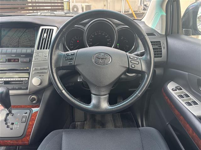 ハリアー 240G Lパッケージ 禁煙 ワンオーナー バックカメラ 純正HDDナビ ビルトインETC パワーシート 純正フロアマット 純正アルミホイール オートライト AFS ABS 保証書 取扱説明書 スペアキー(2枚目)