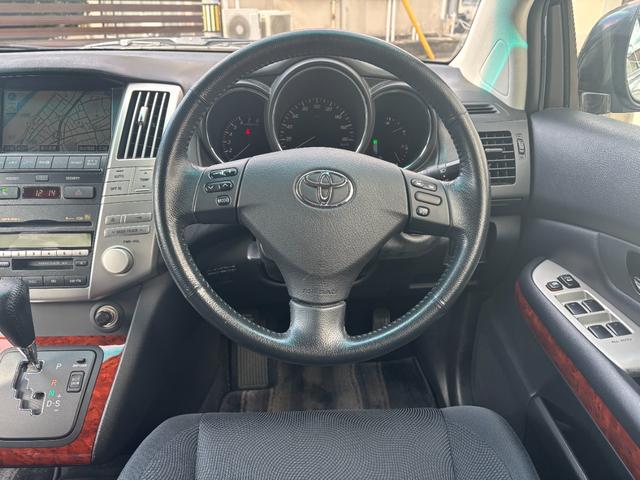 ハリアー 240G Lパッケージ 禁煙 ワンオーナー バックカメラ 純正HDDナビ ビルトインETC パワーシート 純正フロアマット 純正アルミホイール オートライト AFS ABS 保証書 取扱説明書 スペアキー(3枚目)