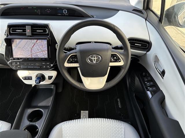 プリウス Ｓ　ワンオーナー　禁煙　９インチＳＤナビ　フルセグ　ＢＴ　バックカメラ　ＥＴＣ　トノカバー　フロアマット　ＡＢＳ　横滑り防止装置　盗難防止装置　オートライト　アルミホイール　保証書　取扱説明書　スペアキー（2枚目）