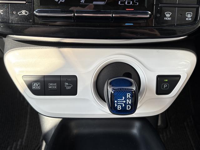 プリウス Ｓ　ワンオーナー　禁煙　９インチＳＤナビ　フルセグ　ＢＴ　バックカメラ　ＥＴＣ　トノカバー　フロアマット　ＡＢＳ　横滑り防止装置　盗難防止装置　オートライト　アルミホイール　保証書　取扱説明書　スペアキー（7枚目）