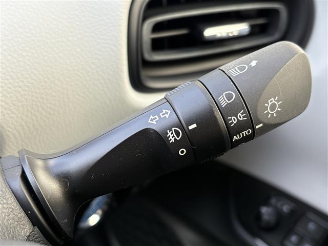 プリウス Ｓ　ワンオーナー　禁煙　９インチＳＤナビ　フルセグ　ＢＴ　バックカメラ　ＥＴＣ　トノカバー　フロアマット　ＡＢＳ　横滑り防止装置　盗難防止装置　オートライト　アルミホイール　保証書　取扱説明書　スペアキー（11枚目）