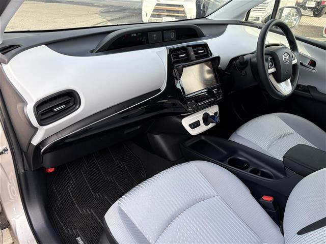 プリウス Ｓ　ワンオーナー　禁煙　９インチＳＤナビ　フルセグ　ＢＴ　バックカメラ　ＥＴＣ　トノカバー　フロアマット　ＡＢＳ　横滑り防止装置　盗難防止装置　オートライト　アルミホイール　保証書　取扱説明書　スペアキー（24枚目）