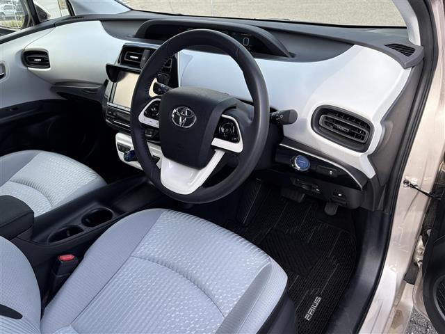 プリウス Ｓ　ワンオーナー　禁煙　９インチＳＤナビ　フルセグ　ＢＴ　バックカメラ　ＥＴＣ　トノカバー　フロアマット　ＡＢＳ　横滑り防止装置　盗難防止装置　オートライト　アルミホイール　保証書　取扱説明書　スペアキー（25枚目）