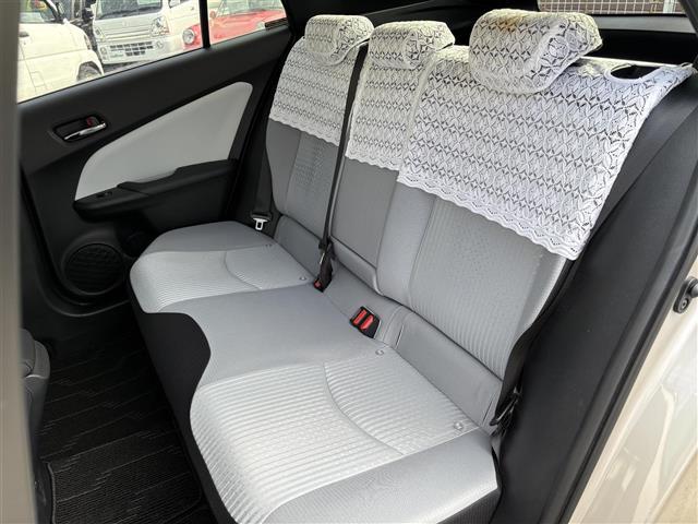 プリウス Ｓ　ワンオーナー　禁煙　９インチＳＤナビ　フルセグ　ＢＴ　バックカメラ　ＥＴＣ　トノカバー　フロアマット　ＡＢＳ　横滑り防止装置　盗難防止装置　オートライト　アルミホイール　保証書　取扱説明書　スペアキー（27枚目）