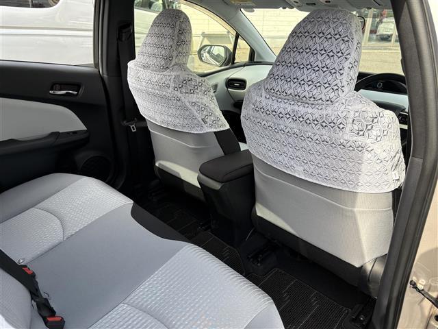 プリウス Ｓ　ワンオーナー　禁煙　９インチＳＤナビ　フルセグ　ＢＴ　バックカメラ　ＥＴＣ　トノカバー　フロアマット　ＡＢＳ　横滑り防止装置　盗難防止装置　オートライト　アルミホイール　保証書　取扱説明書　スペアキー（28枚目）