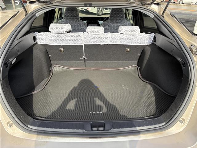 プリウス Ｓ　ワンオーナー　禁煙　９インチＳＤナビ　フルセグ　ＢＴ　バックカメラ　ＥＴＣ　トノカバー　フロアマット　ＡＢＳ　横滑り防止装置　盗難防止装置　オートライト　アルミホイール　保証書　取扱説明書　スペアキー（30枚目）