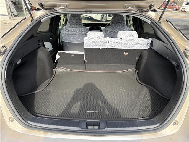 プリウス Ｓ　ワンオーナー　禁煙　９インチＳＤナビ　フルセグ　ＢＴ　バックカメラ　ＥＴＣ　トノカバー　フロアマット　ＡＢＳ　横滑り防止装置　盗難防止装置　オートライト　アルミホイール　保証書　取扱説明書　スペアキー（31枚目）