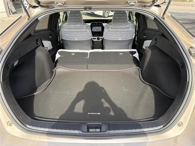 プリウス Ｓ　ワンオーナー　禁煙　９インチＳＤナビ　フルセグ　ＢＴ　バックカメラ　ＥＴＣ　トノカバー　フロアマット　ＡＢＳ　横滑り防止装置　盗難防止装置　オートライト　アルミホイール　保証書　取扱説明書　スペアキー（32枚目）