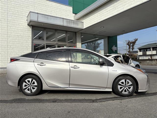 プリウス Ｓ　ワンオーナー　禁煙　９インチＳＤナビ　フルセグ　ＢＴ　バックカメラ　ＥＴＣ　トノカバー　フロアマット　ＡＢＳ　横滑り防止装置　盗難防止装置　オートライト　アルミホイール　保証書　取扱説明書　スペアキー（34枚目）