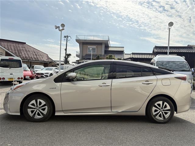 プリウス Ｓ　ワンオーナー　禁煙　９インチＳＤナビ　フルセグ　ＢＴ　バックカメラ　ＥＴＣ　トノカバー　フロアマット　ＡＢＳ　横滑り防止装置　盗難防止装置　オートライト　アルミホイール　保証書　取扱説明書　スペアキー（37枚目）