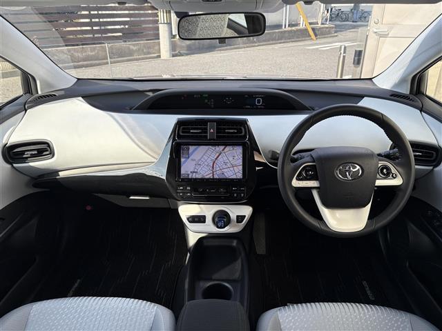 プリウス Ｓ　ワンオーナー　禁煙　９インチＳＤナビ　フルセグ　ＢＴ　バックカメラ　ＥＴＣ　トノカバー　フロアマット　ＡＢＳ　横滑り防止装置　盗難防止装置　オートライト　アルミホイール　保証書　取扱説明書　スペアキー（42枚目）