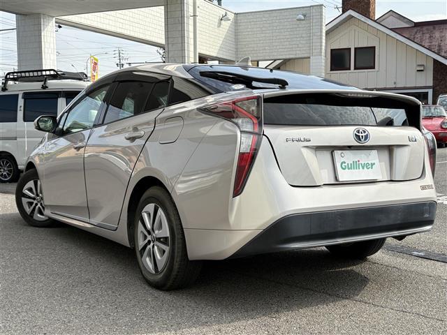 プリウス Ｓ　ワンオーナー　禁煙　９インチＳＤナビ　フルセグ　ＢＴ　バックカメラ　ＥＴＣ　トノカバー　フロアマット　ＡＢＳ　横滑り防止装置　盗難防止装置　オートライト　アルミホイール　保証書　取扱説明書　スペアキー（43枚目）