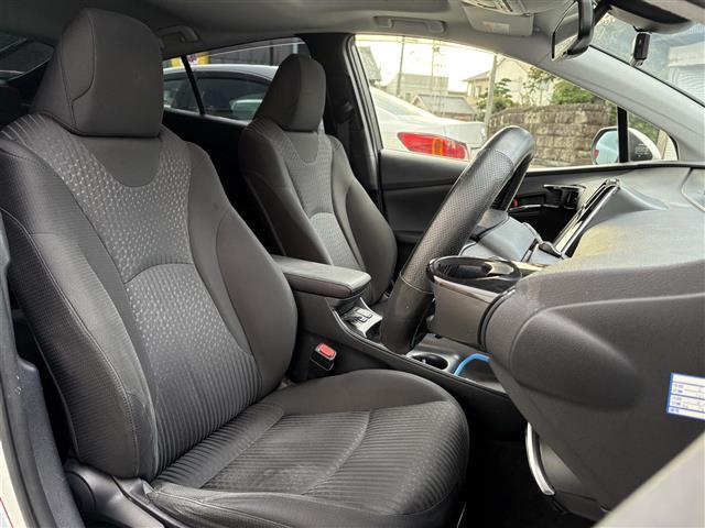 プリウス Ｓセーフティプラス　☆純正ナビ・Ｂｌｕｅｔｏｏｔｈａｕｄｉｏ・ＴＶ・ＤＶＤ☆バックカメラ☆ビルトインＥＴＣ２．０☆レーダークルーズコントロール☆ドライブレコーダー☆サンルーフ☆ローダウン☆モデリスタエアロ（21枚目）