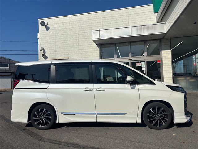 ノア ハイブリッドＳ－Ｚ　モデリスタスポイラ　ワンオーナ　１０．５インチナビＴＶ　ＤＶＤ　スマホ連携　カメラ　快適利便パッケージｈｉｇｈ　フリップダウンモニタ　シートヒータ　両側電動スライドドア　電動リアゲート　前後ドラレコ（36枚目）