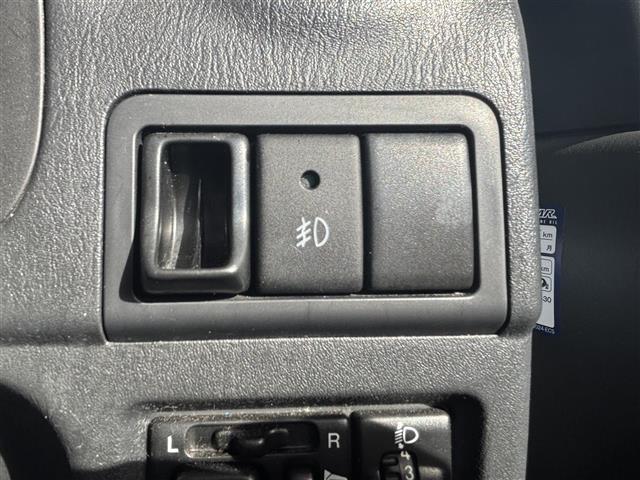 ジムニー XC 禁煙 4WD 5MT ETC 背面タイヤ ポータブルナビ カーオーディオFM/AM 純正フロアマット 純正アルミホイール ルーフレール パワーウインドウ パワーステアリング ABS スペアキー(17枚目)