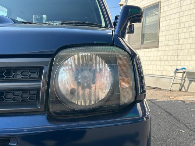 ジムニー XC 禁煙 4WD 5MT ETC 背面タイヤ ポータブルナビ カーオーディオFM/AM 純正フロアマット 純正アルミホイール ルーフレール パワーウインドウ パワーステアリング ABS スペアキー(47枚目)