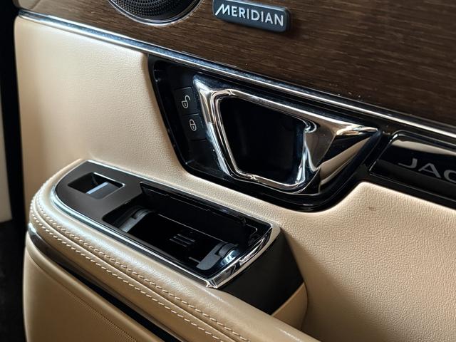 XJ XJ プレミアムラグジュアリー 禁煙 サンルーフ 全方位カメラ 純正ナビ BT フルセグ ETC ドラレコ レザーシート シートヒーター パワーシート 電動リアゲート クルコン パドルシフト クリアランスソナー 保証書 取扱説明書(18枚目)