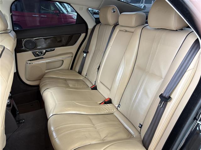 XJ XJ プレミアムラグジュアリー 禁煙 サンルーフ 全方位カメラ 純正ナビ BT フルセグ ETC ドラレコ レザーシート シートヒーター パワーシート 電動リアゲート クルコン パドルシフト クリアランスソナー 保証書 取扱説明書(36枚目)