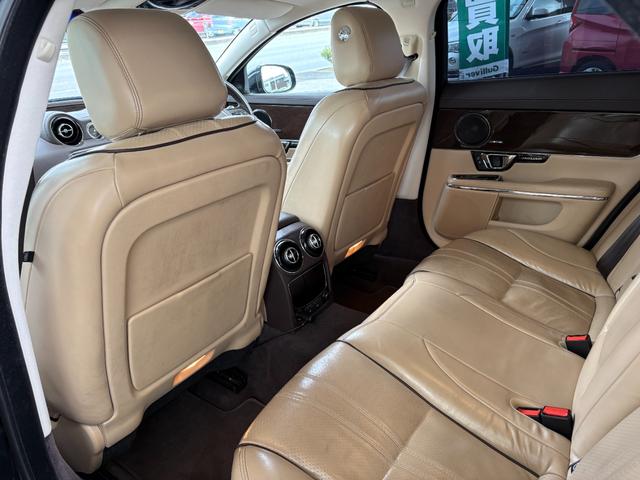 XJ XJ プレミアムラグジュアリー 禁煙 サンルーフ 全方位カメラ 純正ナビ BT フルセグ ETC ドラレコ レザーシート シートヒーター パワーシート 電動リアゲート クルコン パドルシフト クリアランスソナー 保証書 取扱説明書(38枚目)