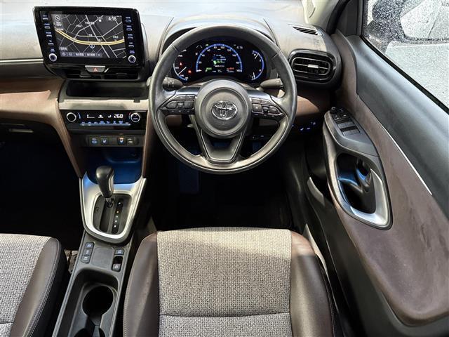 ヤリスクロス ハイブリッドＺ　ワンオーナー　禁煙　純正ナビ　カメラ　フルセグＴＶ　Ｂｌｕｅｔｏｏｔｈ接続　ＥＴＣ　ハーフレザー　ステア　シートヒーター　パワーシート　パワーバックドア　レーダークルーズ　ＬＫＡ　ソナー　前後ドラレコ（3枚目）