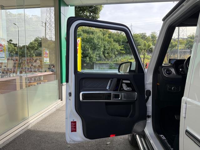 Ｇクラス Ｇ４５０ｄ　ローンチエディション　／禁煙車／ワンオーナー車／正規Ｄ車／左ハンドル／ＯＰカラー（オパリスホワイト）／チタニウムグレー内装色／ダイヤモンドステッチナッパレザーシート／／ディーラーオプションデジタルインナーミラー型前後ドラレ（24枚目）