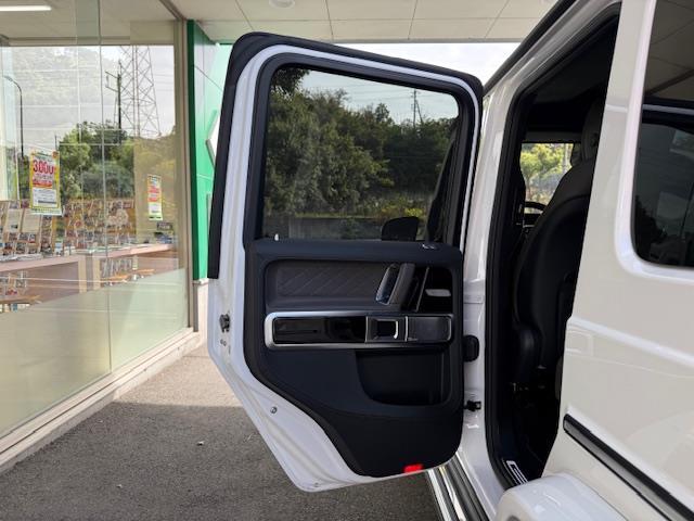 Ｇクラス Ｇ４５０ｄ　ローンチエディション　／禁煙車／ワンオーナー車／正規Ｄ車／左ハンドル／ＯＰカラー（オパリスホワイト）／チタニウムグレー内装色／ダイヤモンドステッチナッパレザーシート／／ディーラーオプションデジタルインナーミラー型前後ドラレ（31枚目）