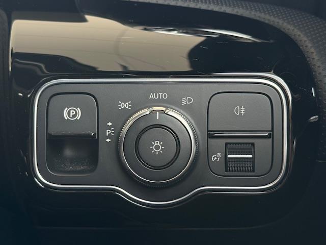 CLAクラス CLA200d AMGライン /禁煙車/ワンオーナー車/パノラミックスライディングルーフ/AMGライン/アドバンスドパッケージ/レーダーセーフティーパッケージ/純正ナビ/ハーフレザーシート(13枚目)