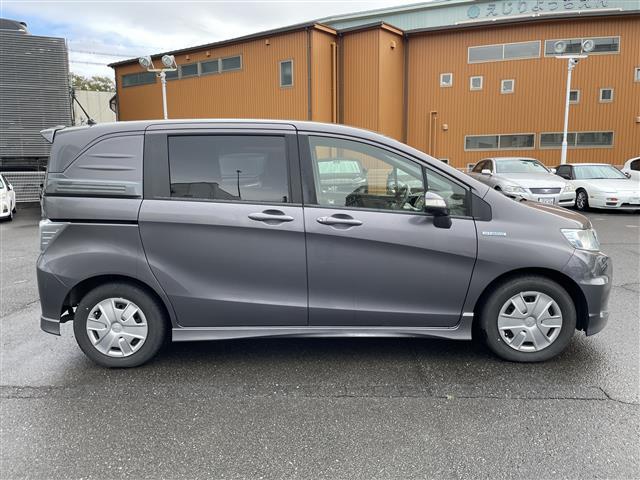 フリードスパイクハイブリッド ハイブリッド ワンオーナー 前後方向ドライブレコーダー 純正メモリナビ SD USB CD DVD バックカメラ 両側スライドドア ステアリングリモコン オートライト ETC 純正ゴムマット HIDライト(6枚目)