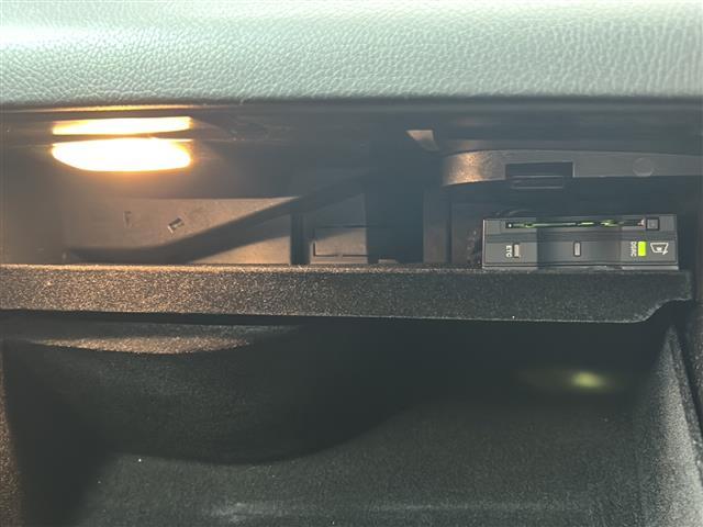 ＧＬＣ ＧＬＣ２５０　４マチックスポーツ（本革仕様）　純正ナビ　全方位カメラ　レーダークルコン　パドルシフト　衝突軽減　レーンキープ　ハンドルアシスト　ＢＳＭ　ハーフレザー　パワーシート　シートヒーター　パワーバックドア　ルーフレール　スペアキー（4枚目）