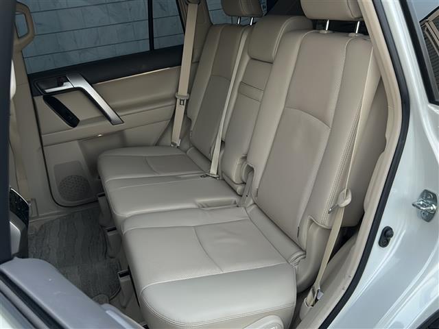 ランドクルーザープラド TX Lパッケージ マットブラックエディション ワンオーナー サンルーフ モデリスタエアロ メーカーナビ 全方位カメラ ルーフレール 純正18インチアルミ トヨタセーフティーセンス 盗難防止装置 横滑り防止装置 電格サードシート 新車時保証書 取説(18枚目)